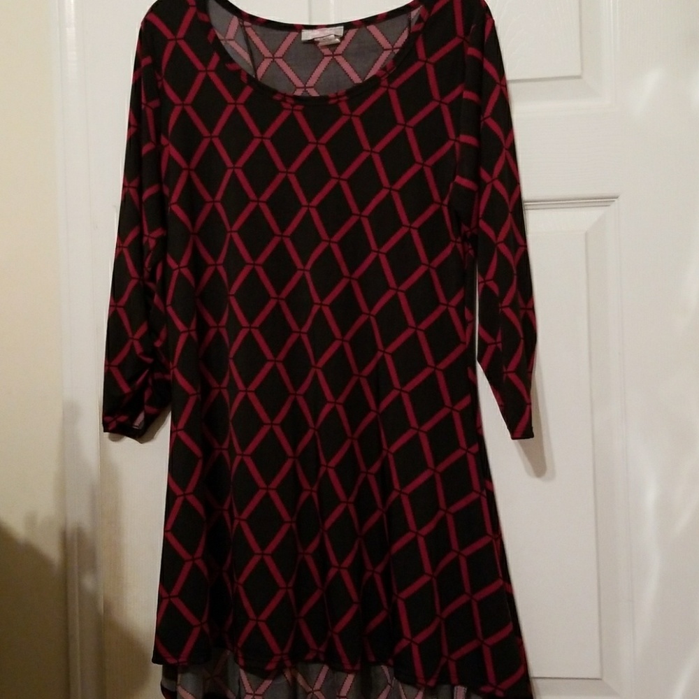 Red and black 3/4 sleeve top